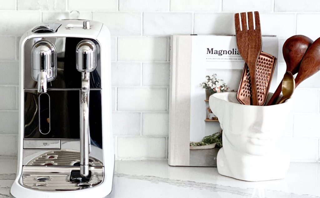 A kitchen table with plastic-free kitchen products